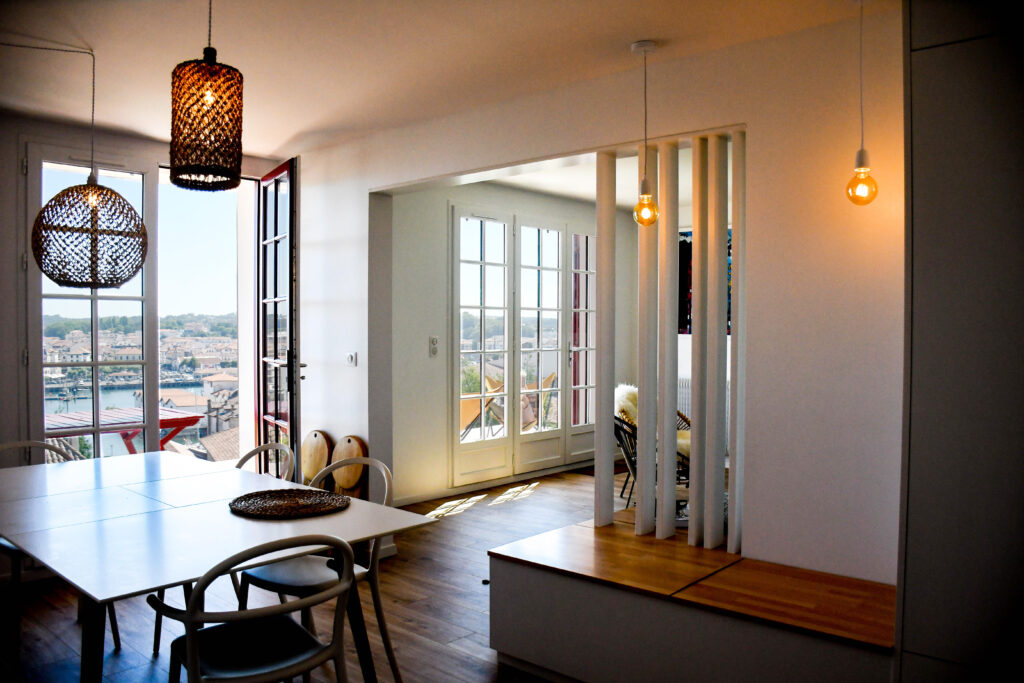 Salle à manger lumineuse avec suspensions tressées et vue sur le port, Ciboure