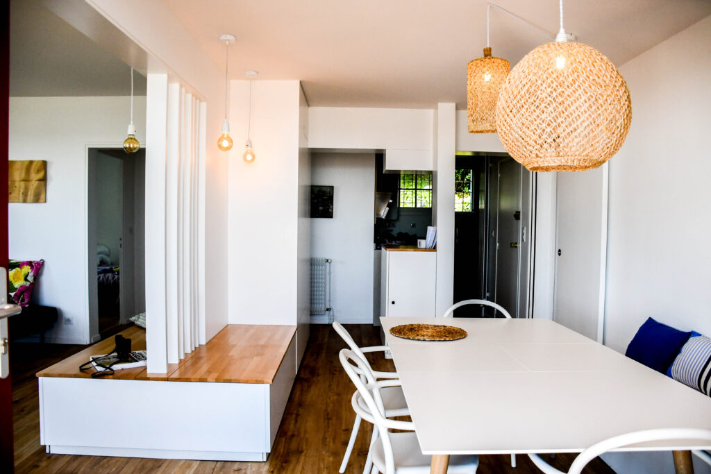 Salon et salle à manger ouverts avec cuisine intégrée, rénovation appartement Ciboure