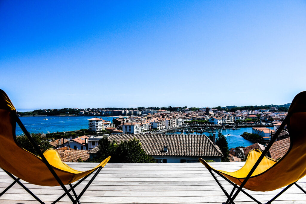 Terrasse en bois avec vue panoramique sur le port de Ciboure, Projet Label Équipe